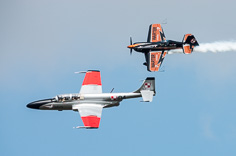 Iskra i XA41 - TS-11 Iskra w zespole z XtremeAir Sbach 300