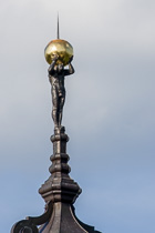 Zamek Koniecpolskich - Podhorce - Atlas dźwigający kulę ziemską na zwieńczeniu wieży pałacowej.